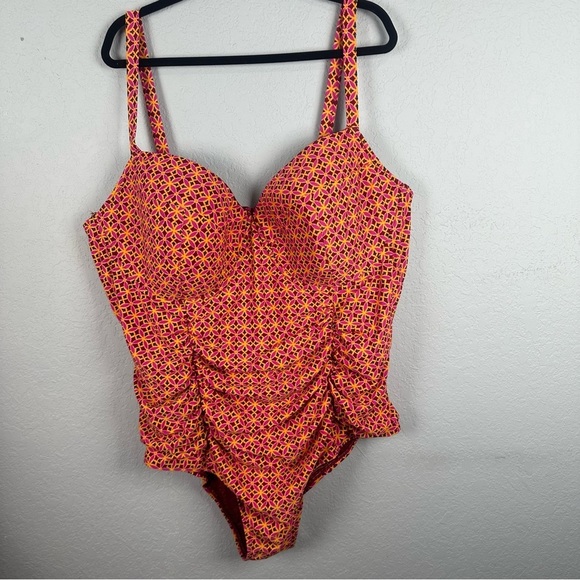 Old Navy Secret-Slim Plus Size Underwire Swimsuit 4X - Picture 1 of 6